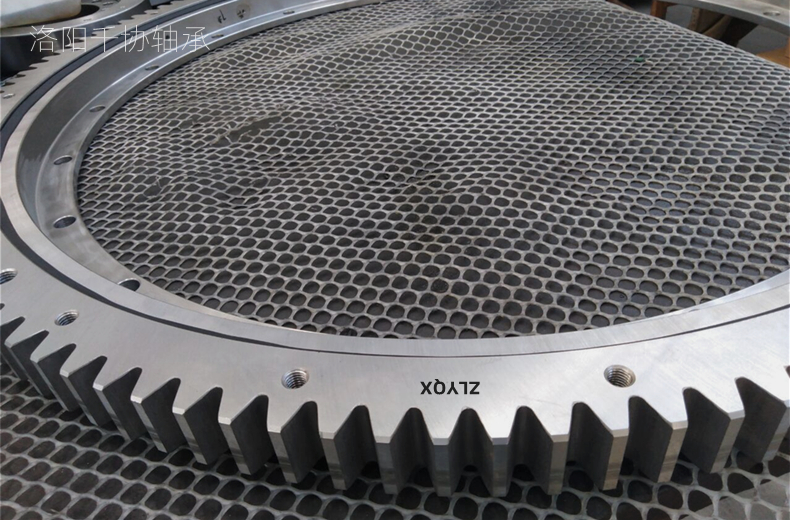 [ZLYQX]什么原因?qū)е禄剞D(zhuǎn)支承在塔吊上發(fā)出響動(dòng)，解決方法是什么？