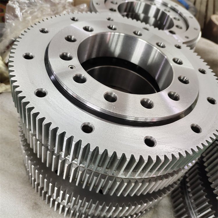 精密轉盤軸承廠家分享4點克令吊回轉支承的安裝維護妙招